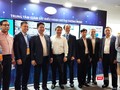 Ông Nguyễn Minh Hồng - Chủ tịch Hội Truyền thông số Việt Nam và các lãnh đạo tham quan Trung tâm Điều hành giám sát đô thị thông minh (Ảnh: Hòa Bình)