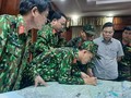 Lực lượng quân sự thông tin về địa điểm xảy ra vụ sạt lở. Ảnh: Quân Đạo.
