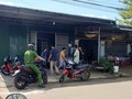 Cơ quan công an đến bảo vệ hiện trường nơi xảy ra vụ việc đau lòng (Ảnh: Trùng Dương)