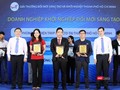 Trao thưởng cho các doanh nghiệp khởi nghiệp và đổi mới sáng tạo (Ảnh: SKHCN)