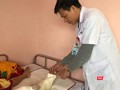 Bác sĩ Nguyễn Vũ Hoàng - Khoa Chỉnh hình Nhi, thăm khám chân cho cháu bé (Ảnh: BVCC)