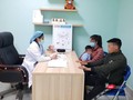 Bác sĩ Lại Thu Hà tư vấn cho gia đình bệnh nhi nghe kém (Ảnh: BVCC) 