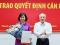 Trưởng Ban Tuyên giáo Thành ủy TPHCM Phan Nguyễn Như Khuê trao quyết định cho bà Lý Việt Trung (Ảnh: TTBC)