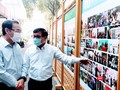 Bí thư thành uỷ TP.HCM Nguyễn Văn Nên và ông Lê Hoàng - Phó Chủ tịch Hội Xuất bản Việt Nam trên Đường sách TP.HCM sáng 15/1/2021 (Ảnh: Hoà Bình)