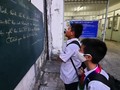 Học sinh Trường THCS - THPT Sương Nguyệt Anh (Q.10, TP.HCM) xem thông báo nghỉ học tránh dịch - Ảnh: Như Hùng