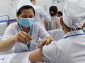 Tiêm vaccine COVID-19 cho nhân viên y tế - Ảnh: Đinh Hằng/TTXVN