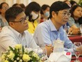 Ông Trần Ngọc Thương - Phó phòng Quản lý thu và ông Nguyễn Quốc Thanh – Phó Giám đốc BHXH TP.HCM tại buổi đối thoại (Ảnh: Phi Phi)