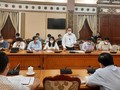 TP.HCM họp khẩn về COVID-19 sáng 30-4 sau khi ghi nhận ca nhiễm mới trong cộng đồng – Ảnh: Thu Hiến