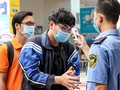 Sinh viên Đại học Công nghệ TPHCM được đo thân nhiệt, rửa tay bằng nước sát khuẩn trước khi vào trường. Ảnh: VNE