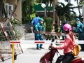 Lực lượng chức năng khoanh vùng block A1, chung cư Sunview Town (phường Hiệp Bình Phước, TP Thủ Đức) - Ảnh Nhật Thịnh