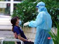 Lực lượng chức năng lập tức có mặt trên địa bàn, lấy mẫu xét nghiệm cư dân chung cư Sunview Town ngay khi phát hiện ca dương tính mới chưa rõ nguồn lây (Ảnh: Phạm Nguyễn)