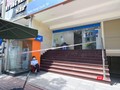 Phong toả chi nhánh một ngân hàng tại quận 7 nơi BN dương tính với COVID-19 làm việc - Ảnh: CDC TP.HCM