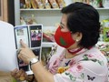Bà Lê Thị Giàu lập vi bằng về các tin nhắn mà bà Hằng nhắn cho bà - Ảnh: Tuyết Mai