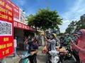 Người dân quét mã khai báo y tế trên điện thoại tại trạm kiểm soát trên đường Nguyễn Kiệm (Gò Vấp) ngày 7/6 (Ảnh: SGGP)