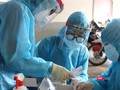 Lấy mẫu xét nghiệm trong vùng phong toả vì BN COVID-19 (Ảnh: HCDC)