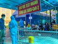 Người dân test nhanh Covid-19
