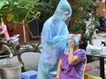 Sinh viên Đại học Kỹ thuật Y tế Hải Dương đang lấy mẫu test nhanh COVID - 19 tại chung cư Phạm Viết Chánh, phường 19, quận Bình Thạnh ngày 11/7