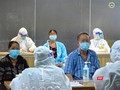 Nhân viên y tế tại Bệnh viện dã chiến số 5 đón bệnh nhân vào điều trị COVID-19 (Ảnh: HCDC)