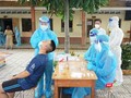 Thực hiện lấy mẫu xét nghiệm cho người dân tại TP Thủ Đức. Ảnh: HCDC