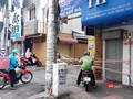 Shipper vận chuyển hàng thiết yếu tới khu phong toả, cách ly tại quận 10 (TP.HCM) - Ảnh: Hoà Bình