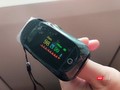Khi cách ly F0 tại nhà, cần dự phòng máy đo nồng độ oxy trong máu - Ảnh: Hoà Bình