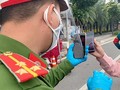 Người dân quét mã QR, đăng ký di biến động, sao lưu vào điện thoại trước khi ra đường