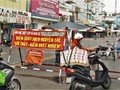 Chỉ những người có giấy đi đường mới được vào Vùng bình thường mới Quận 7 (Ảnh: Nguyên Anh) 