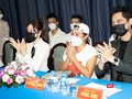 Từ phải qua: nam danh ca Ngọc Sơn, Phương Thanh, Lý Nhã Kỳ tham dự chương trình tri ân tuyến đầu chống dịch