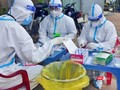 Lấy mẫu xét nghiệm cho người dân TP.HCM. Ảnh: HCDC