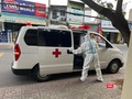 Đón F0 nặng ở TP.HCM đi cấp cứu. Ảnh: Hoà Bình