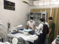 Thanh tra y tế, công an trong 1 lần đi kiểm tra phòng khám. Ảnh minh hoạ