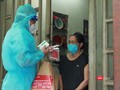 Phát thuốc điều trị COVID-19 cho F0 tại nhà. Ảnh: HCDC