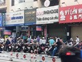 Hàng trăm người xếp hàng dài dằng dặc trước mỗi nhà thuốc ở thời điểm dịch bệnh căng thẳng tại TP.HCM. Ảnh: Hoà Bình
