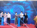 Ông Mai Hùng Dũng – Phó Chủ tịch thường trực UBND tỉnh Bình Dương cùng các lãnh đạo nhấn nút Khai trương sàn Thương mại điện tử tỉnh Bình Dương - Ảnh: Hoà Bình
