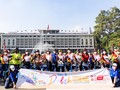Đoàn lãnh đạo Thành phố và đại biểu tham gia chương trình đạp xe đạp diễu hành qua Dinh Độc Lập
