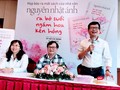 Nhà văn Nguyễn Nhật Ánh và Ban Lãnh đạo NXB Trẻ tại buổi ra mắt sách sáng 14/1 - Ảnh: Hoà Bình