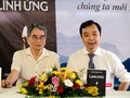 Nhà văn Nguyễn Mạnh Tuấn và ông Nguyễn Văn Phước - Giám đốc Công ty Văn hoá Sáng tạo First News Trí Việt