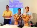 Từ trái qua: Ông Lê Hoàng Thạch - CEO Voiz FM, nhà văn Nguyễn Nhật Ánh và ca sĩ Phạm Đình Thái Ngân