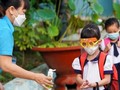 Học sinh đến trường thực hiện công tác phòng dịch - Ảnh: Chí Hùng