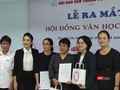 Nhà văn Trịnh Bích Ngân, Chủ tịch Hội Nhà văn TP.HCM, nhà văn Bùi Anh Tấn, Phó chủ tịch Hội - Tổng biên tập Tạp chí Văn nghệ TP.HCM; NSƯT Thanh Thúy, Phó Giám đốc Sở Văn hóa & Thể thao TP.HCM cùng Hội đồng Văn học dịch