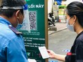 Quét mã QR khai báo y tế trước khi vào Đường sách TP.HCM. Ảnh: Hòa Bình