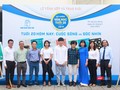 Ban tổ chức và Ban giám khảo chụp ảnh với các tác giả đoạt giải