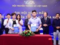 Trước sự chứng kiến của lãnh đạo Hội Truyền thông số, các doanh nghiệp ký kết hợp tác phát triển kinh tế số tại Lễ ra mắt Chi hội miền Nam. Ảnh: Hòa Bình