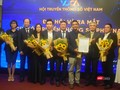 Ông Nguyễn Minh Hồng – Chủ tịch Hội Truyền thông số Việt Nam trao Quyết định thành lập và công nhận Ban chấp hành Chi hội miền Nam. Ảnh: Hòa Bình