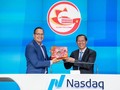Chủ tịch UBND TP.HCM Phan Văn Mãi tặng quà lưu niệm lãnh đạo Sàn giao dịch chứng khoán NASDAQ. Ảnh: TTBC TP.HCM cung cấp