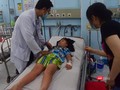 TS.BS Nguyễn Minh Tuấn thăm khám bệnh nhi sốt xuất huyết phải chuyển viện từ BV Quận 12 đến BV Nhi Đồng 1- Ảnh: Hòa Bình