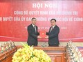 Chủ tịch Quốc hội Vương Đình Huệ trao quyết định của Bộ Chính trị cho đồng chí Ngô Văn Tuấn. (Ảnh: Duy Linh)