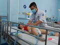 Bác sĩ Dư Tuấn Quy, Trưởng Khoa Nhiễm - Bệnh viện Nhi Đồng 1 TP.HCM khám cho bệnh nhi. Ảnh: HB