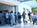 Diễn tập xử lý tình huống khẩn cấp khi hai nhóm giang hồ truy sát nhau tại Bệnh viện Nhân dân Gia Định, TP.HCM. Ảnh: Duyên Phan