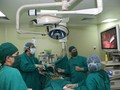 Bác sĩ Bệnh viện đa khoa Đức Giang thực hiện phẫu thuật nội soi